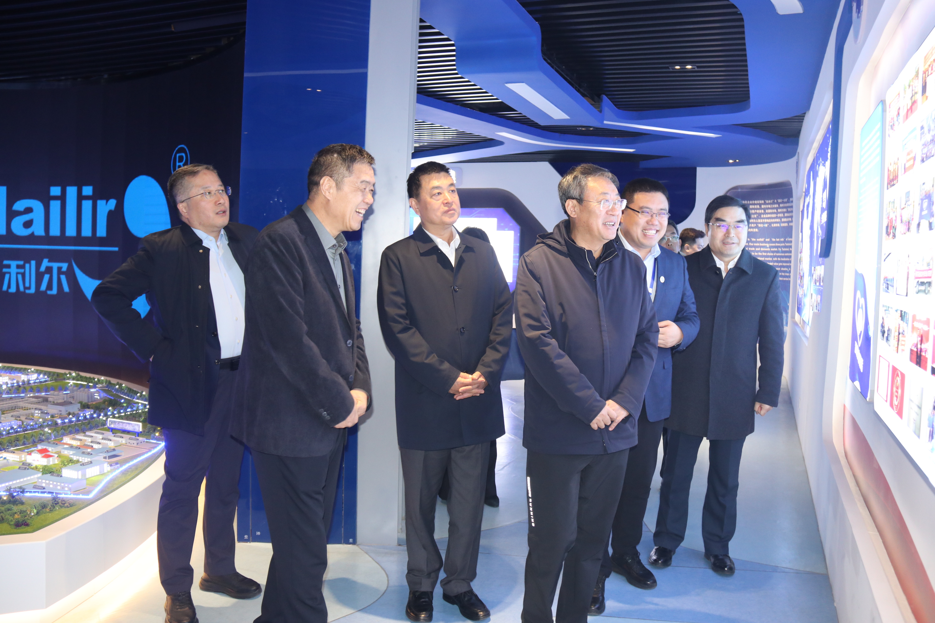 省委统战部副部长、、省工商联党组书记张鲲一行来新致数字药业集团调研指导工作